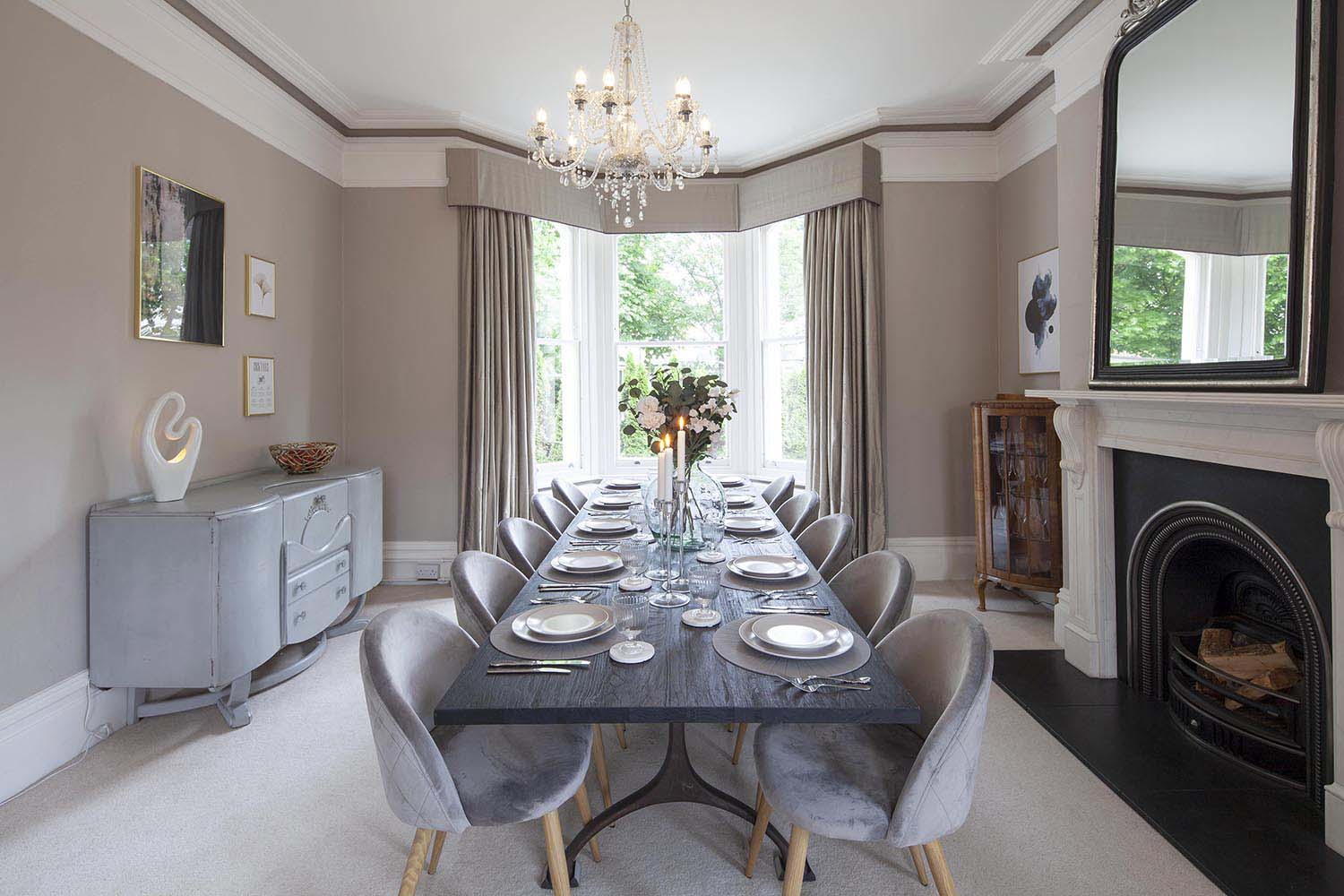 Dining table in Jersey House CheltenhamPicture Perfect Holidays