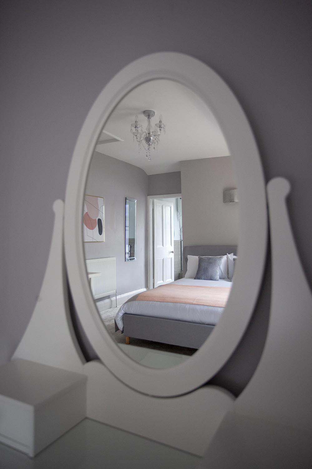 Mirror in Jersey House Cheltenham Picture Perfect Holidays